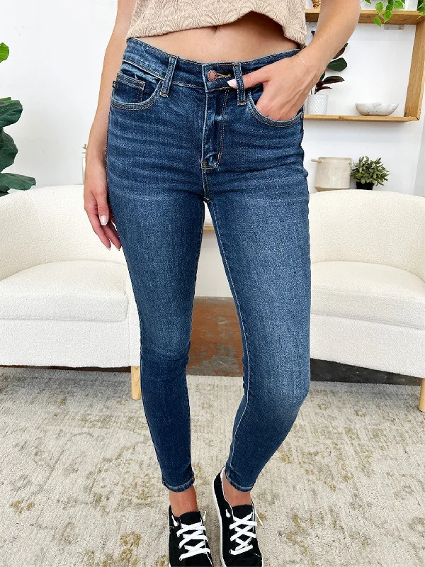 Judy Blue Full Size Classic Handsand Skinny Jeans Fashionable Straight Fit Denim