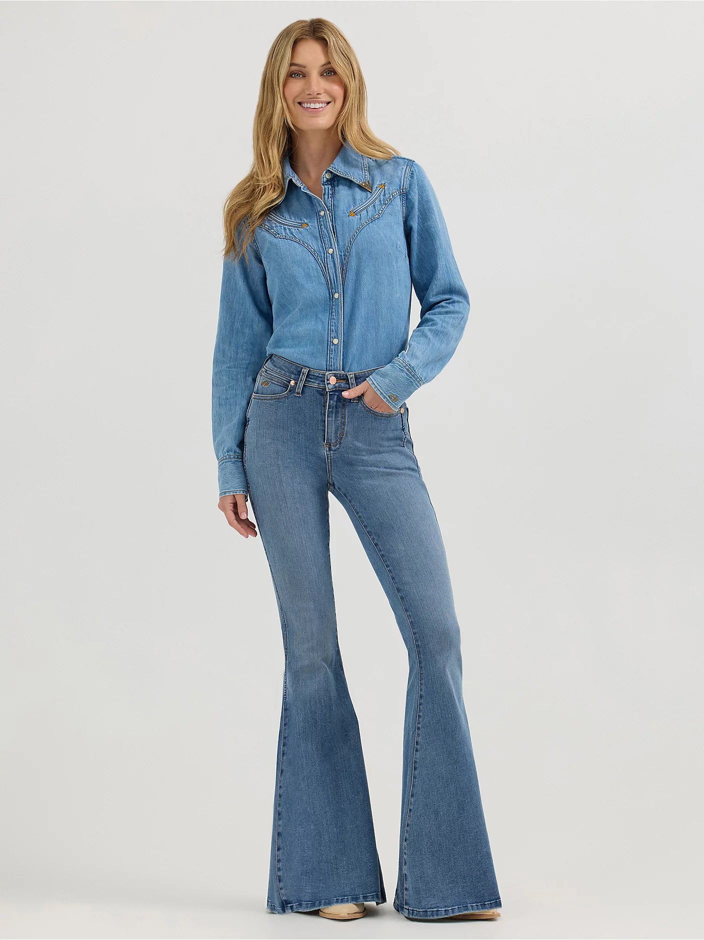 Wrangler X Women's Lainey Wilson Flare Bell Bottom Jeans Fashionable Vintage Wash Jeans Wrangler X Women's Lainey Wilson Flare Bell Bottom Jeans Fashionable Vintage Wash Jeans